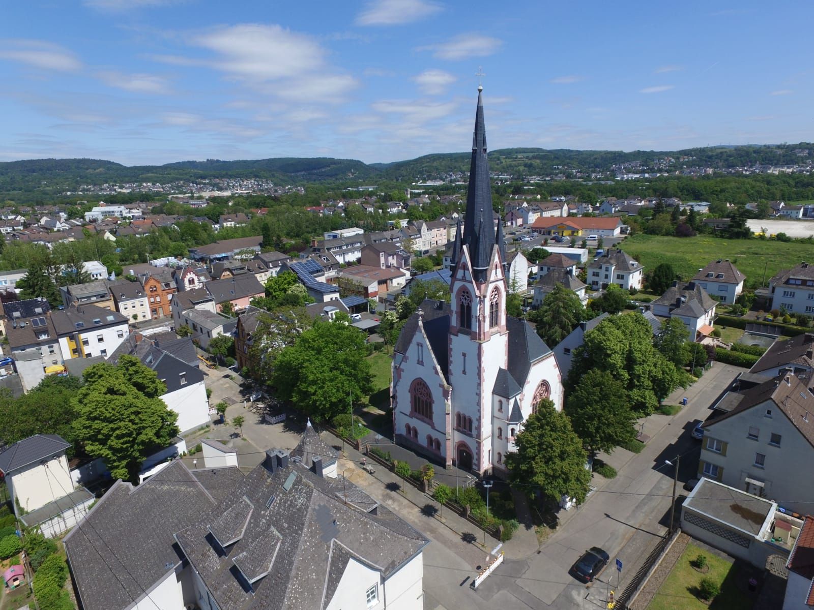 Luftaufnahme der evangelischen Kirche Engers mit Umgebung
