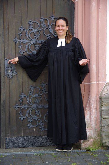 Pfarrerin Nathalie Wilcke vor dem Kirchenportal