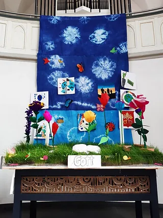 Eine Collage aus Bildern und Blumen in blau