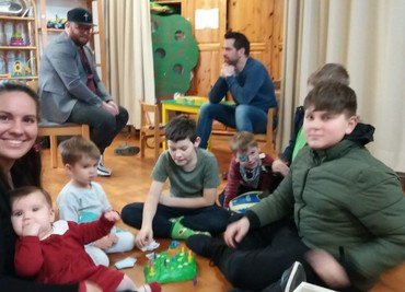 Pfarrerin Wilcke mit spielenden Kindern im Gemeindehaus