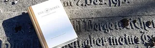 Eine Bibel auf einem Grabstein