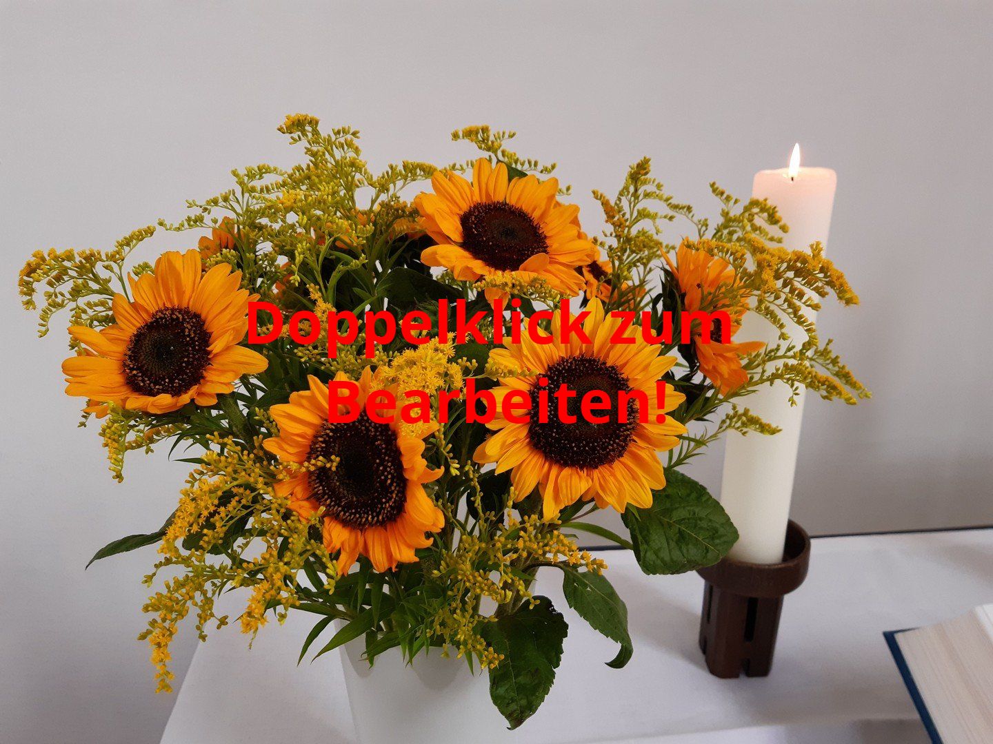 Sonnenblumenstrauß mit brennender Kerze rechts