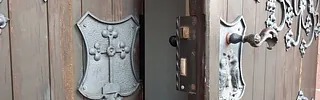 Ein Schloss an einer offenen Kirchentür